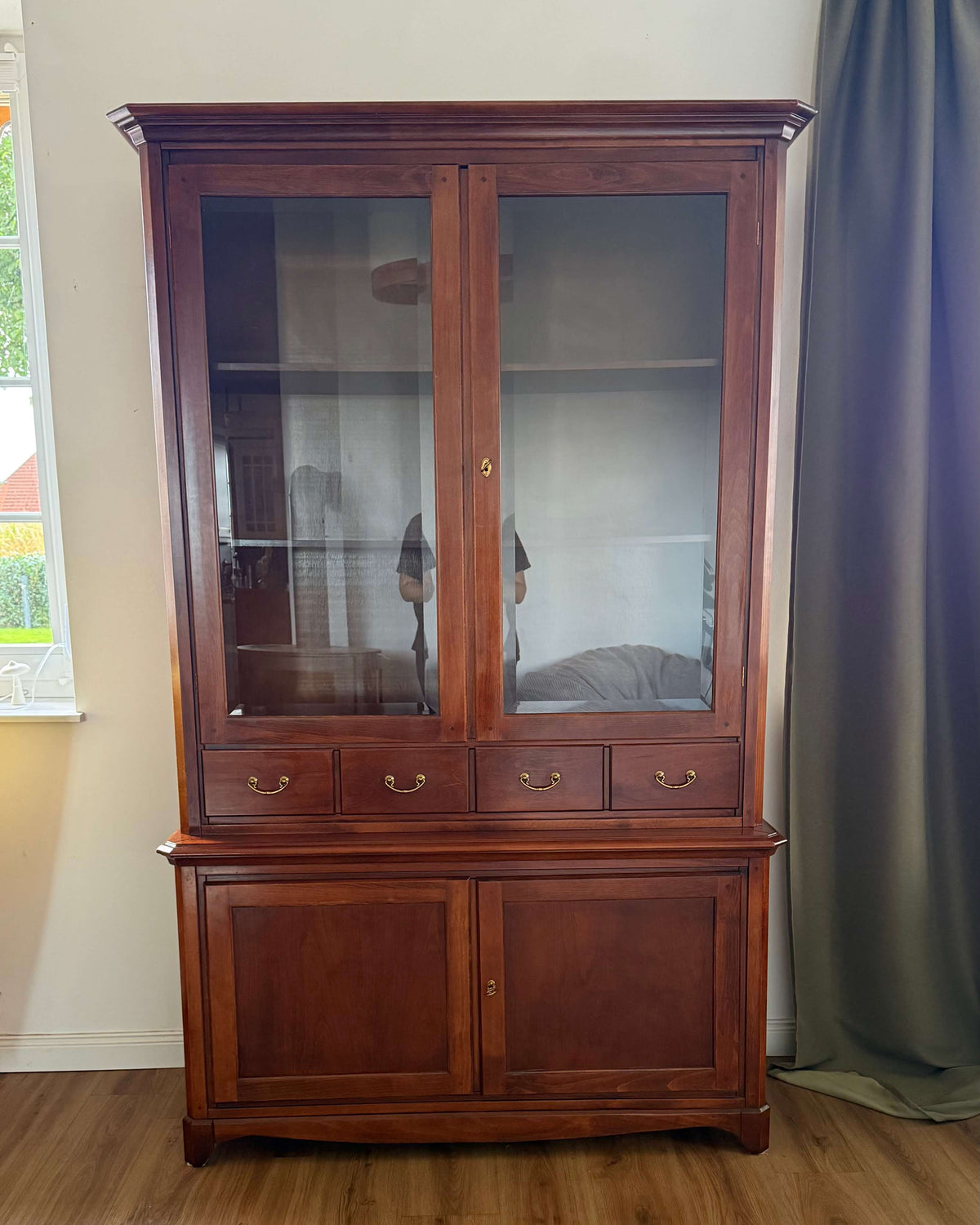Alma Vitrinenschrank