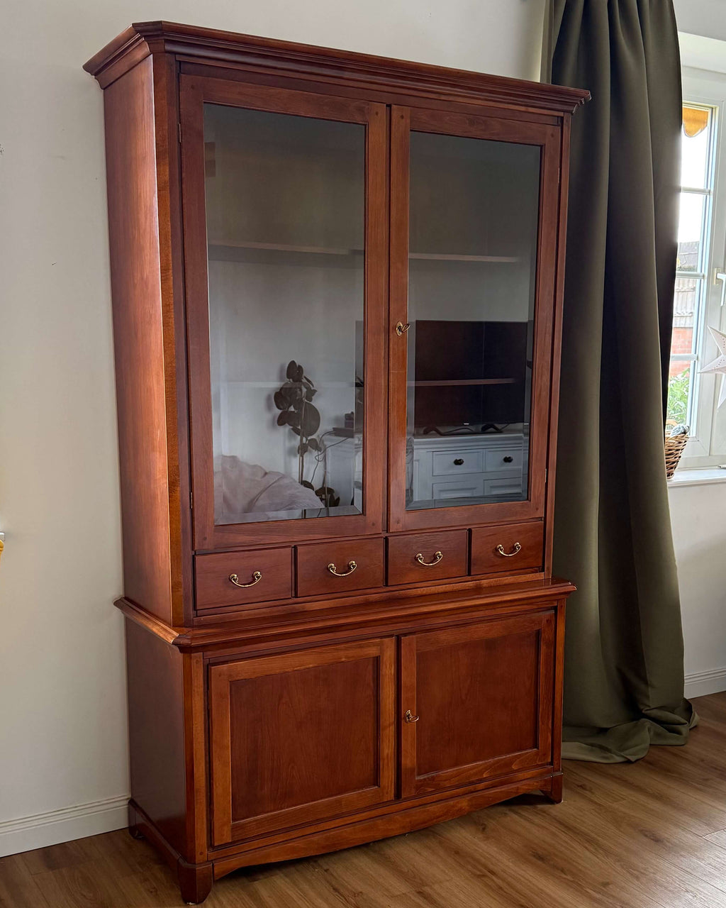 Alma Vitrinenschrank