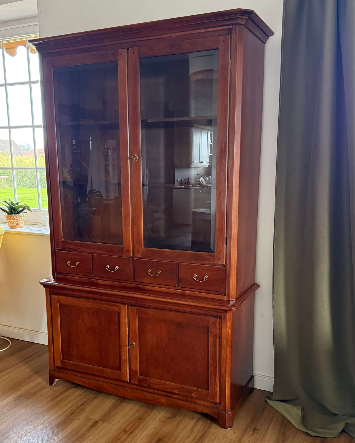 Alma Vitrinenschrank