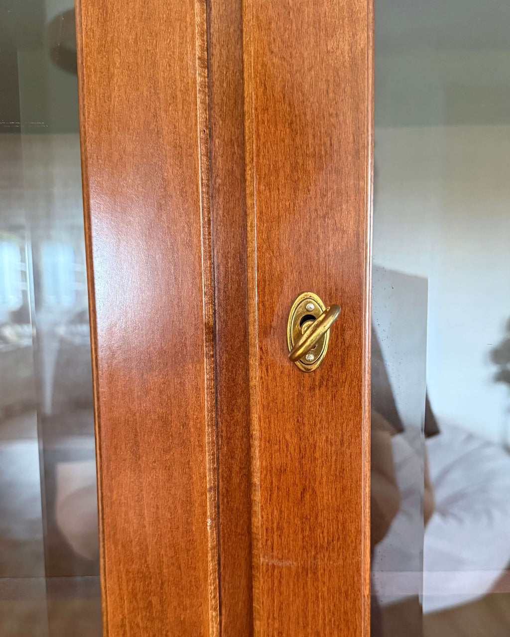 Alma Vitrinenschrank