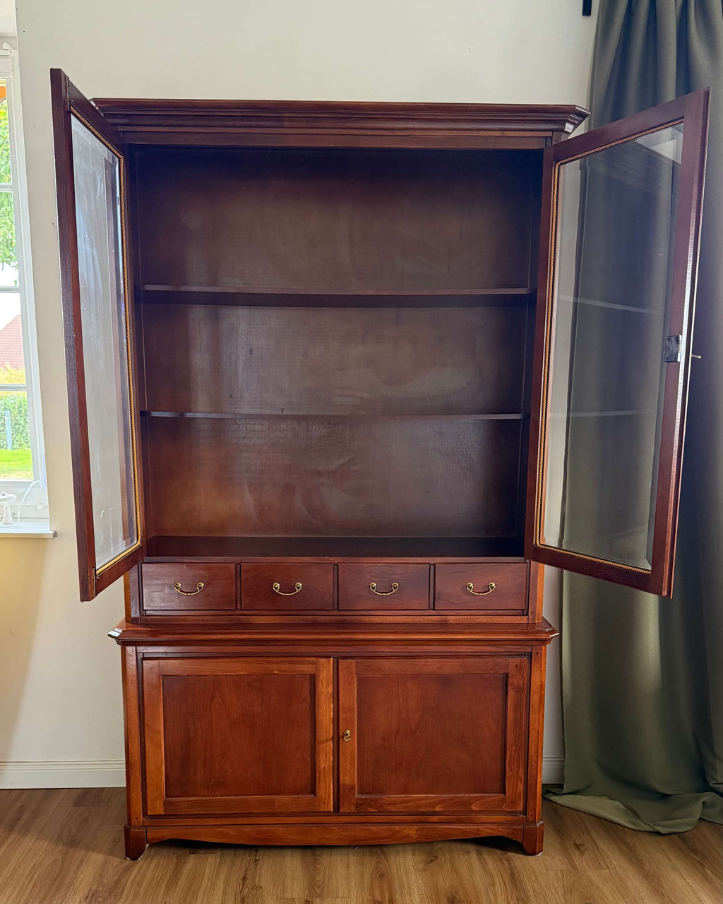 Alma Vitrinenschrank