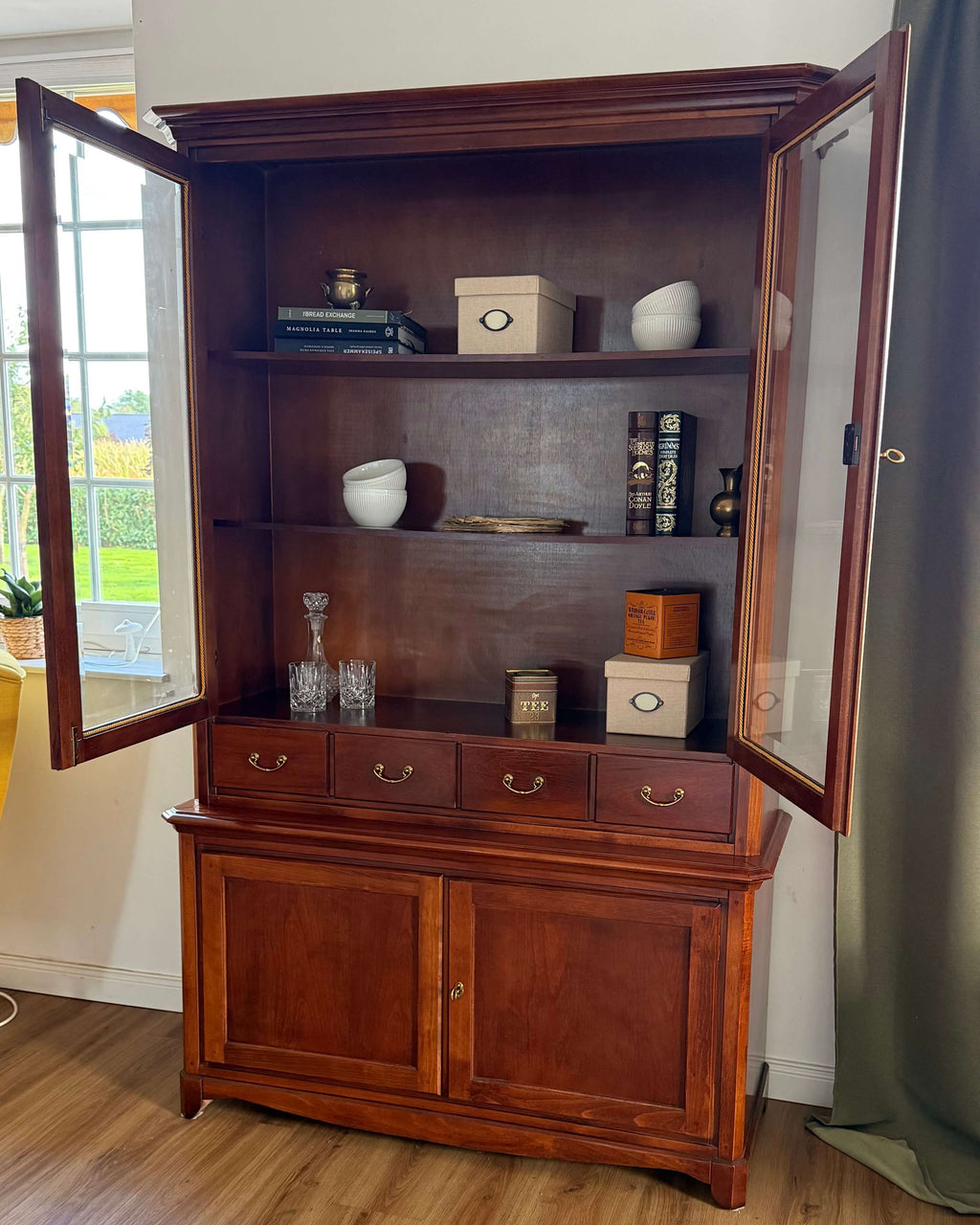Alma Vitrinenschrank