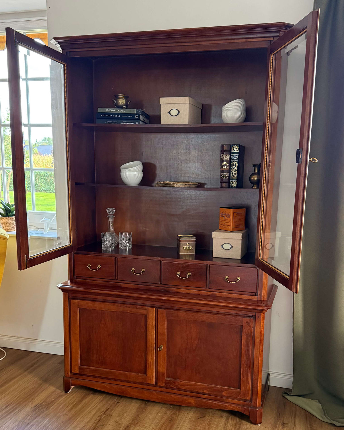Alma Vitrinenschrank