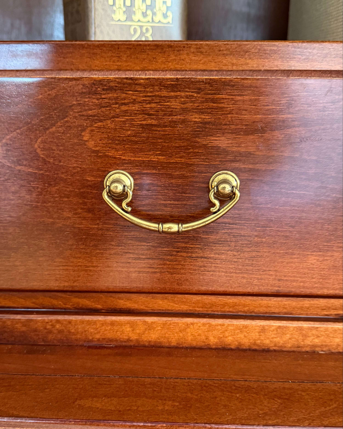 Alma Vitrinenschrank
